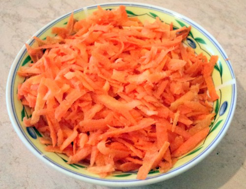 Трем на крупной терке сырую морковь
