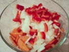 добавляем нарезанные морковь, лук, перец,  помидорку