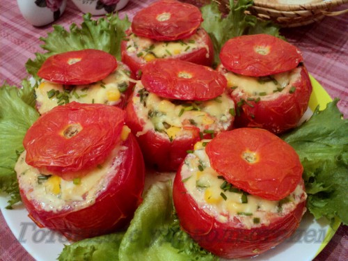 Фаршированные помидоры кукурузой, яйцом и зеленым луком