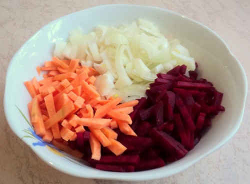 режем соломкой свеклу, морковь, лук