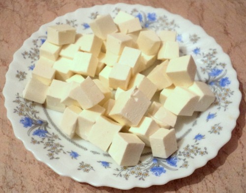 Сыр нарезаем кубиками 