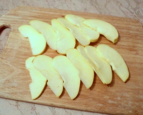 нарезаем яблоки дольками