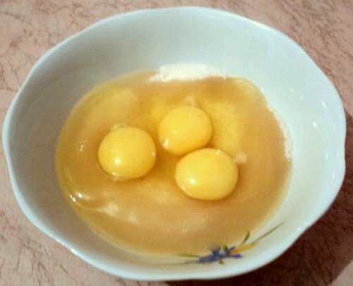 смешиваем яйца с сахаром