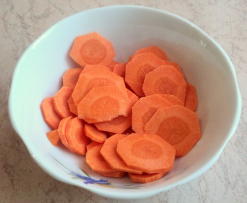 Нарезаем кружочками морковь