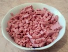 Нарезать кубиками колбасу