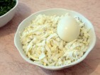 Отварить яйца и мелко порезать или натереть на крупной терке