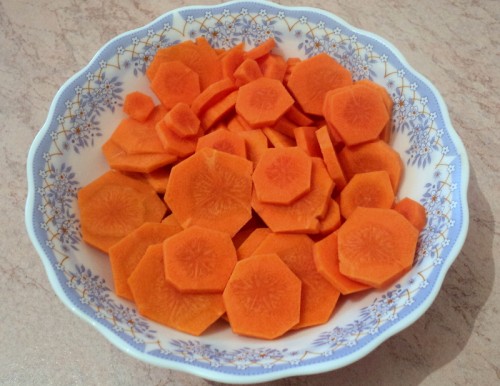 Морковь нарезаем тонкими пластинками