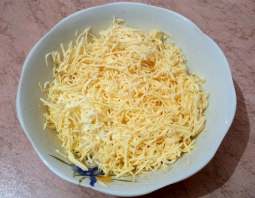 Сыр натираем на терке