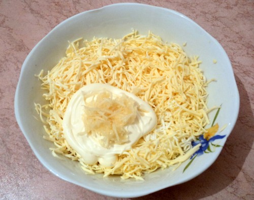 Выкладываем сыр и чеснок в чашку