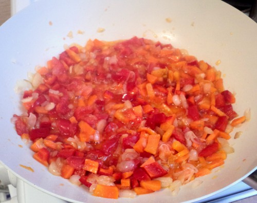 добавляем морковь и болгарский перец