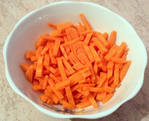 порежьте соломкой морковь