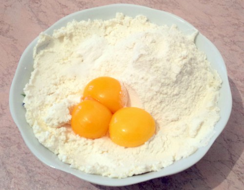 добавляем яйца, муку, сахар, соль, разрыхлитель