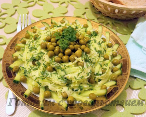 Вкусный салат из редьки, огурца и зеленого горошка