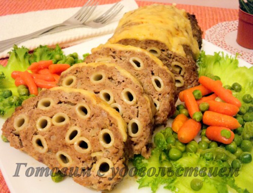 Праздничный мясной рулет с макаронами и сыром