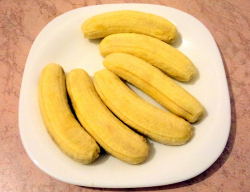 Бананы чистим от шкурки