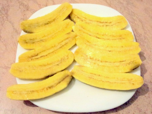 Разрезаем бананы пополам