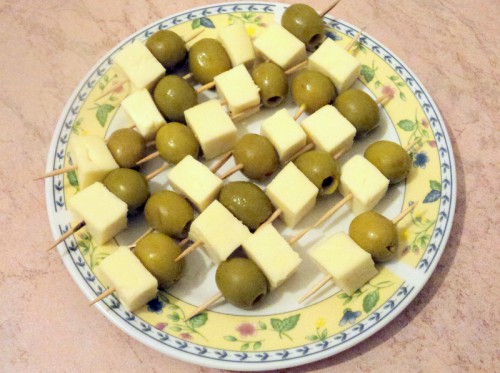 Нанизываем сыр и оливку на зубочистку