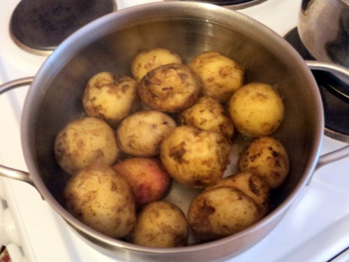 отвариваем картошку