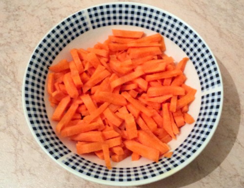 режем брусочками морковь